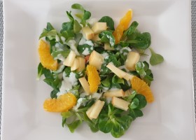 Rezept für Feldsalat mit Johurt-Honig-Knoblauchdressing, Äpfeln und Orangen