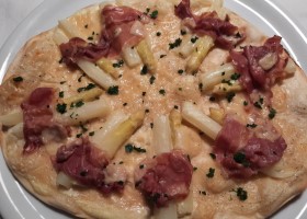 Rezept für Spargel-Flammkuchen